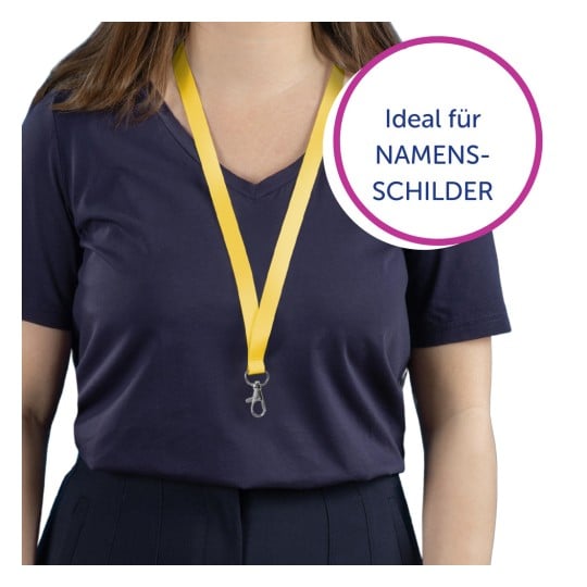 Das Bild zeigt eine Person, die ein marineblaues V-Ausschnitt-T-Shirt trägt, mit einem gelben Lanyard um den Hals. Das Lanyard hat einen Clip zum Anbringen von Namensschildern. Es gibt eine kreisförmige Grafik mit der Aufschrift "Ideal für NAMENSSCHILDER", die den Zweck des Lanyards für Namensschilder angibt.