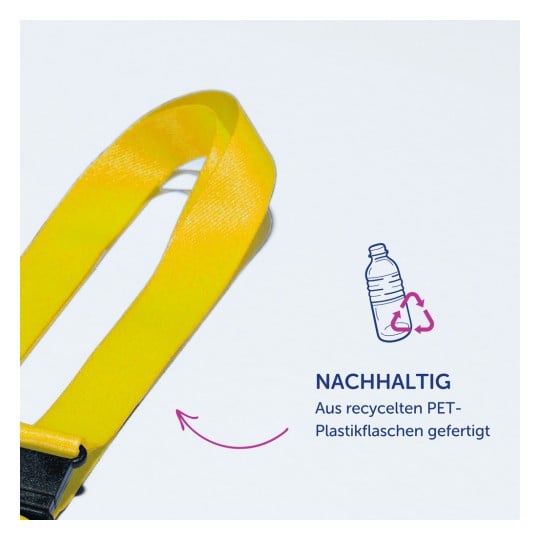 Das Bild zeigt einen gelben Riemen und einen Text, der angibt, dass er aus recycelten PET-Plastikflaschen besteht und Nachhaltigkeit betont.