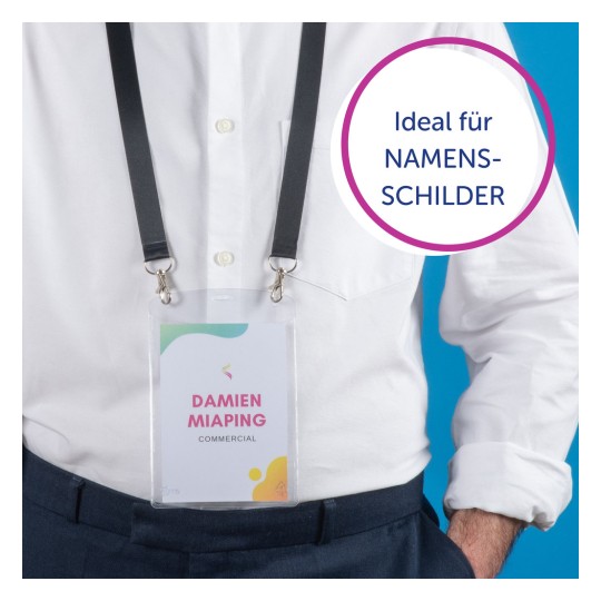Das Bild zeigt eine Person, die ein weißes Hemd trägt, mit einem Namensschild, das an einem Lanyard um den Hals hängt. Das Namensschild enthält den Namen 'DAMIEN MIAPING' und das Wort 'COMMERCIAL', mit einem bunten Design. In der Ecke befindet sich eine kreisförmige Grafik mit der Aufschrift 'Ideal für NAMENS-SCHILDER'.