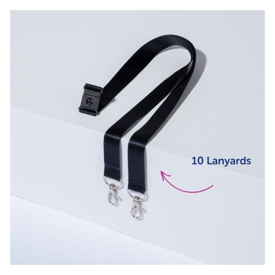 Das Bild zeigt ein schwarzes Lanyard mit zwei Clips am Ende, das auf einer weißen Fläche liegt. Daneben steht der Text "10 Lanyards".