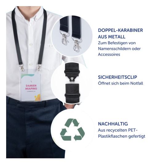 Das Bild zeigt eine Person, die einen Ausweishalter mit einem schwarzen Lanyard trägt. Das Lanyard enthält Informationen zu seinen Eigenschaften: Metall-Doppelkarabiner zur Befestigung von Namensschildern, ein Sicherheitsclip, der sich in Notfällen öffnet, und einen Hinweis zur Nachhaltigkeit, da es aus recycelten PET-Plastikflaschen hergestellt ist.