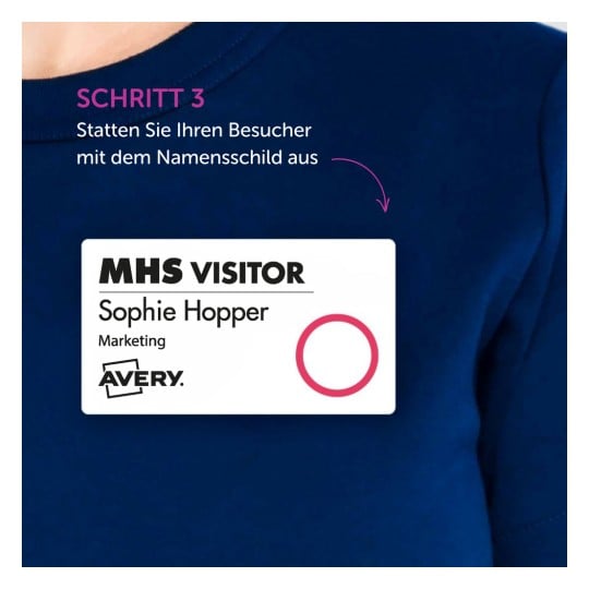 Das Bild zeigt einen Besucherausweis mit der Aufschrift 'MHS VISITOR', dem Namen 'Sophie Hopper' und dem Titel 'Marketing'. Es gibt ein Logo von Avery und einen Anweisungstext auf Deutsch, der anzeigt, dass es sich um Schritt 3 zur Ausgabe des Namensschildes handelt.
