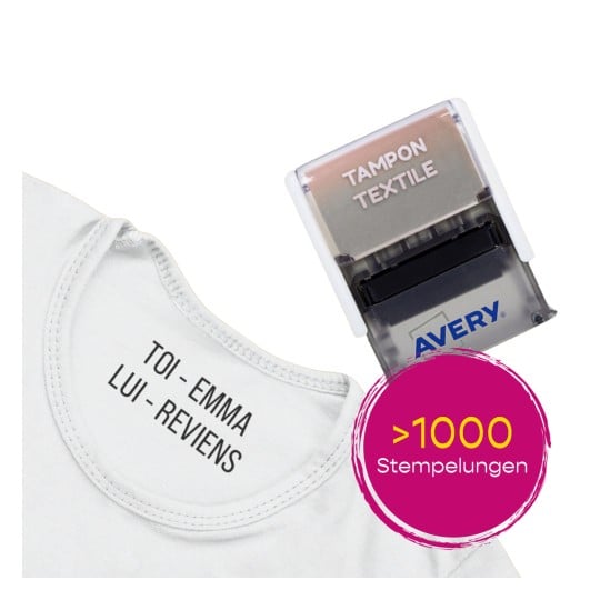 Das Bild zeigt ein weißes Hemd mit aufgedruckten Namen am Kragen und einem Textilstempel, der 'TOI - EMMA LUI - REVIENS' angibt. Der Stempel ist mit 'AVERY' gebrandmarkt und deutet darauf hin, dass er für über 1000 Abdrücke verwendet werden kann.