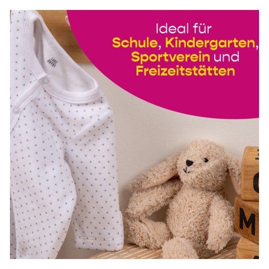 Das Bild zeigt ein weißes Kinderkleidungsstück mit Punkten, ein weiches Stoffhasenspielzeug und Holzklötze mit Buchstaben auf einer strukturierten Oberfläche. Der Text im Hintergrund besagt, dass es ideal für Schule, Kindergarten, Sportvereine und Freizeiteinrichtungen ist.