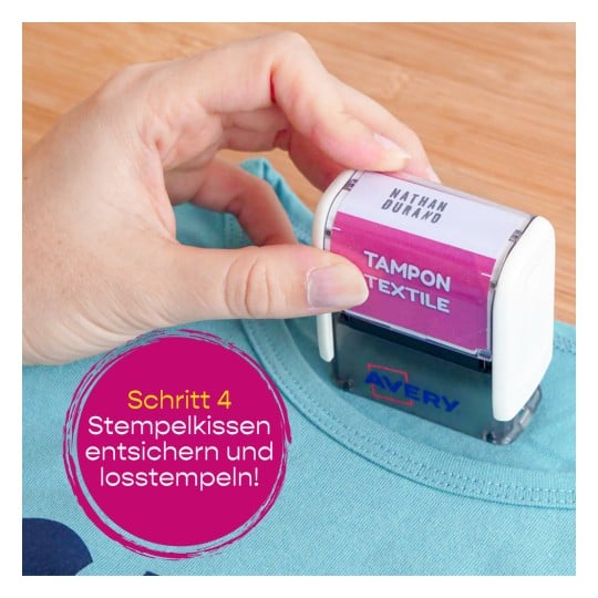 Eine Person verwendet einen Textilstempel auf einem Hemd. Der Stempel ist mit einem Namen und dem Wort 'TEXTIL' beschriftet. Es gibt eine Instruktionsblase, die anzeigt, dass es Schritt 4 eines Prozesses ist.