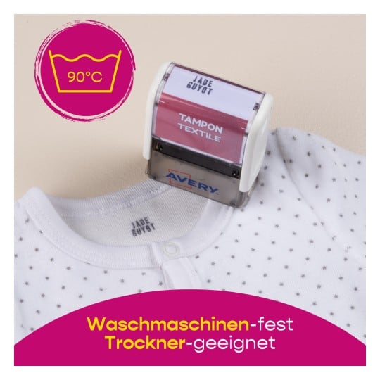 Das Bild zeigt ein Kleideretikett mit dem Namen 'JADE GUYOT' und einem Textilstempel von AVERY. Es gibt ein Waschsymbol, das eine Temperatur von 90°C anzeigt, und einen Hinweis, dass der Artikel maschinenwaschbar und trocknergeeignet ist.