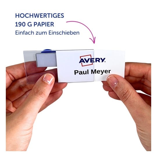 Hände, die eine bedruckte Avery-Namensschildkarte in einen durchsichtigen Kunststoffhalter einsetzen?