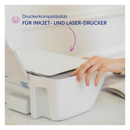Hand drückt eine Taste an einem weißen Multifunktionsdrucker?