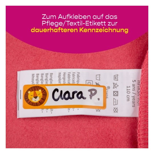 Das Bild zeigt ein Textiletikett mit Pflegeanweisungen und dem Namen Clara P., begleitet von einer Löwengrafik.