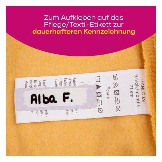 Das Bild zeigt ein Kleidungsetikett mit dem Namen 'Alba F.', begleitet von Pflege- und Textilinformationen auf Deutsch. Der Hintergrund ist gelb und das Etikett befindet sich auf einem weichen Stoff.