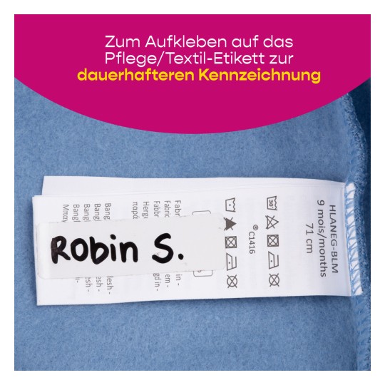 Das Bild zeigt ein Pflegeetikett mit Pflegeanweisungen, Größenangaben und einem handschriftlichen Namen 'Robin S.' auf einem blauen Hintergrund.