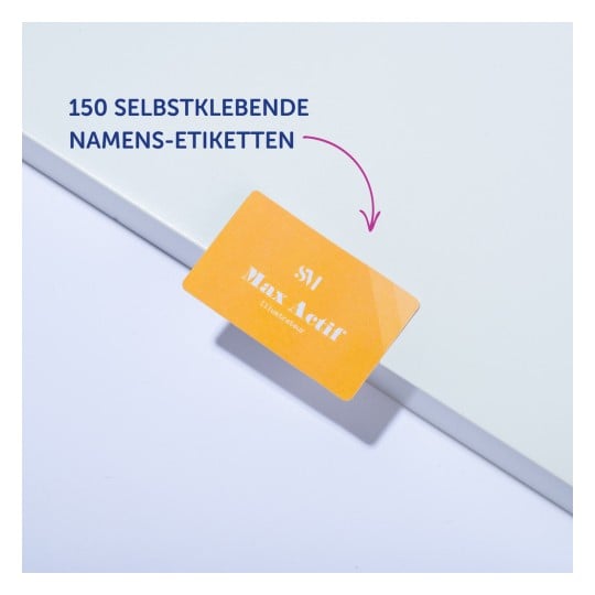 Das Bild zeigt eine Klebeetiketten-Karte mit der Aufschrift '150 selbstklebende Namens-Etiketten' und 'Max Actif' auf einer weißen Oberfläche.