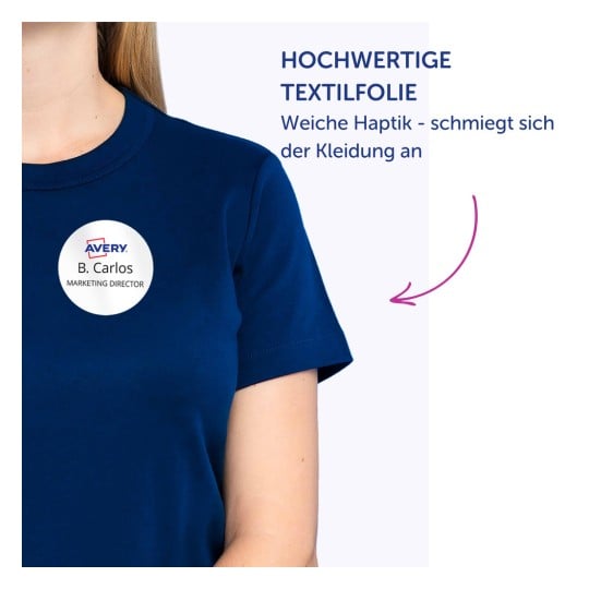 Das Bild zeigt eine Person, die ein marineblaues Hemd mit einem Namensschild trägt, auf dem 'B. Carlos, Marketing Director' steht, sowie das Logo von 'Avery'. Der Hintergrund enthält Text, der hochwertige Textilfolie beschreibt.