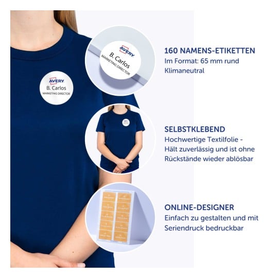 Das Bild zeigt ein marineblaues T-Shirt mit einem Namensschild, auf dem 'B. Carlos, Marketing Director' steht. Es hebt die Merkmale selbstklebender Namensetiketten von Avery hervor, einschließlich Paketdetails, einfacher Designoptionen und hochwertigem Material.