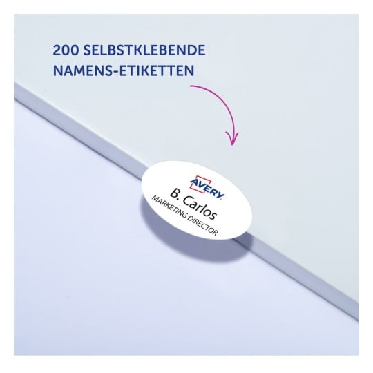 Das Bild zeigt 200 selbstklebende Namensetiketten von Avery mit dem Namen B. Carlos und dem Titel Marketing Director.