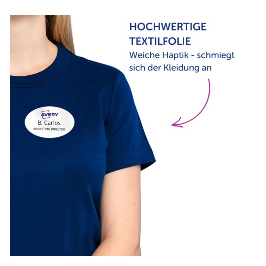 Das Bild zeigt eine Person, die ein dunkelblaues Hemd mit einem Namensschild trägt, auf dem 'B. Carlos, Marketingleiter' steht und das Avery-Logo enthält. Es gibt einen Text, der auf hochwertigen Textilfilm hinweist.