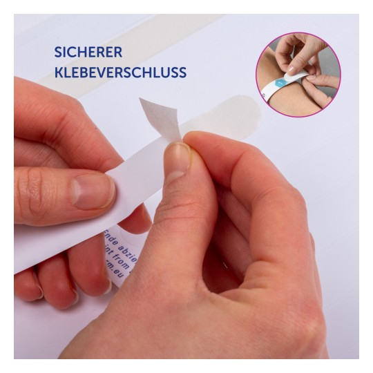 Das Bild zeigt Hände, die eine Schutzschicht von einem klebrigen Etikett abziehen, was auf einen sicheren Klebeverschluss hinweist. Es gibt auch ein kleineres, kreisförmiges Bild, das eine Hand zeigt, die ein ähnliches Etikett auf eine Körperstelle aufträgt.
