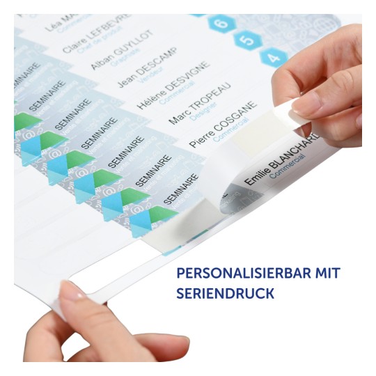 Das Bild zeigt eine Person, die ein Blatt mit Namen und dem Wort 'SEMINAIRE' hält, zusammen mit einem Abschnitt, der abgezogen wird. Es scheint sich um einen anpassbaren Gegenstand mit einer Druckfunktion zu handeln.