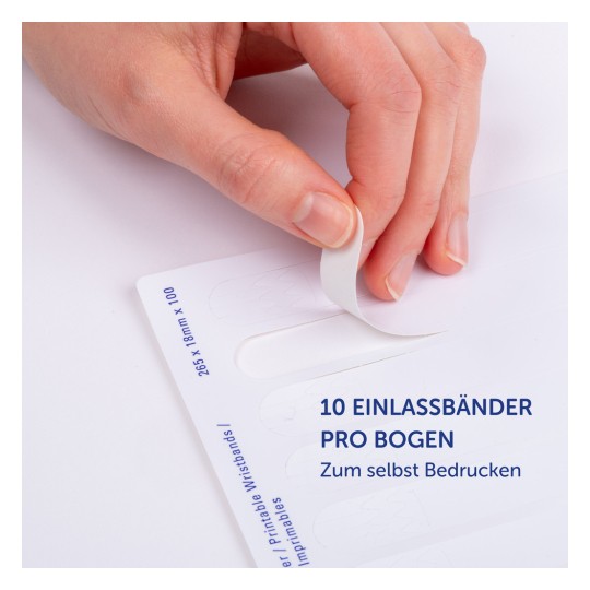 Das Bild zeigt eine Hand, die einen Aufkleber von einem Bogen bedruckbarer Armbänder abzieht. Der Bogen enthält 10 Armbänder, die in einer Reihe angeordnet sind, mit einem Etikett, das die Größe und den Zweck angibt.