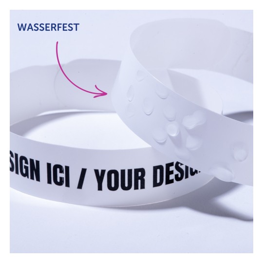 Das Bild zeigt zwei weiße Armbänder. Eines trägt den Text 'WASSERFEST,' und das andere hat 'DESIGN ICI / YOUR DESIGN' in Schwarz aufgedruckt. Die Armbänder haben unterschiedliche Texturen, darunter eine glatte Oberfläche und eine mit einem erhabenen Punktmuster.