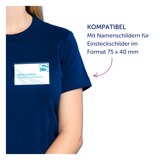 Person trägt ein marineblaues T‑Shirt mit einem rechteckigen Namensschild auf der Brust?