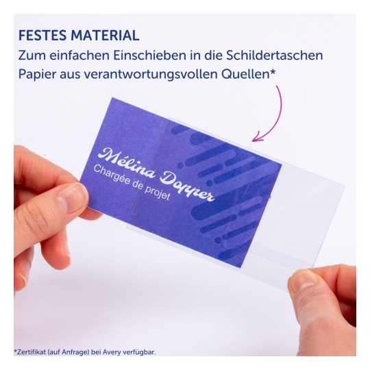 Hände, die eine lila Visitenkarte in eine durchsichtige Kunststoffhülle stecken?