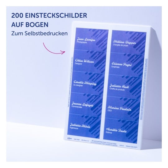Das Bild zeigt ein Blatt mit anpassbaren Namensschildern, das 240 Plätze zum Drucken hat. Jedes Schild enthält einen Namen und Titel auf Französisch, darunter Rollen wie Fotograf, Designer, UX-Designer und mehr. Das Design hat ein blaues Farbschema mit modernen Grafiken.