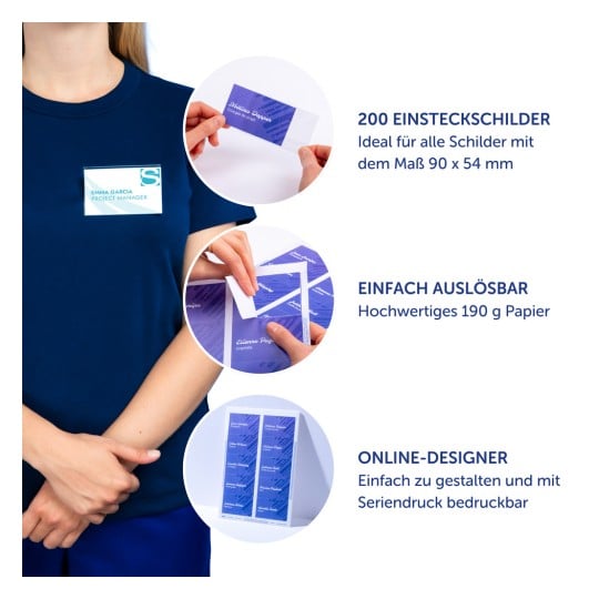 Das Bild zeigt eine Frau, die ein marineblaues Hemd mit einem Namensschild trägt. Es zeigt Produktinformationen über 200 Namensschilder zum Einstecken, deren Abmessungen und Merkmale wie einfache Entfernung und Online-Design-Fähigkeit. Die Frau hält die Schilder und demonstriert deren Verwendung.