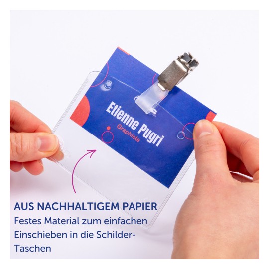 Das Bild zeigt einen Namenhalter, der den Namen 'Etienne Pugri' und den Titel 'Graphiste' anzeigt. Der Ausweis besteht aus nachhaltigem Papier und ist mit einem Clip zur Befestigung versehen.