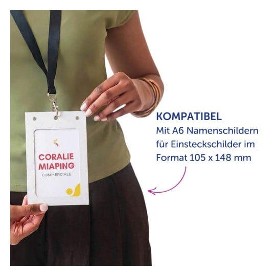 Person, die einen vertikalen A6-Ausweishalter an einem Schlüsselband vor weißem Hintergrund hält?