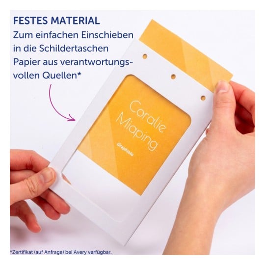Hände, die eine orangefarbene Karte in einen weißen Kunststoff-Ausweishalter einführen?