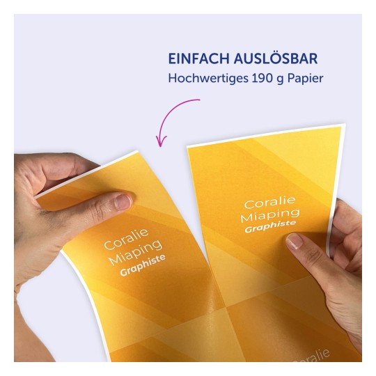 Zwei Hände halten und trennen glänzende gelb-orange Visitenkarten mit der Aufschrift „Coralie Miaping Graphiste“.
