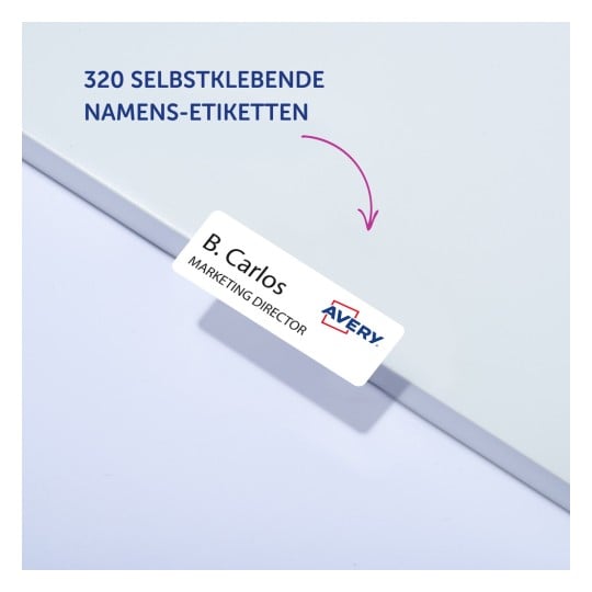 Das Bild zeigt ein Etikett mit der Aufschrift 'B. Carlos MARKETING DIREKTOR' mit einem Design von Avery, das selbstklebende Namensetiketten mit dem Text '320 SELBSTKLEBENDE NAMENS-ETIKETTEN' hervorhebt.