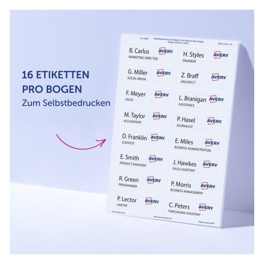 Das Bild zeigt ein Blatt selbstklebender Namensschilder mit einer Liste von Namen und den dazugehörigen Berufsbezeichnungen. Die Schilder sind mit 'Avery' gebrandet und es sind 16 Schilder pro Blatt. Das Design enthält einen gebogenen Pfeil, der auf das Blatt zeigt, sowie Text, der angibt, dass es zum Selbstdrucken gedacht ist.