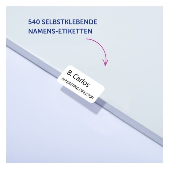 Das Bild zeigt klebrige Namensschilder, genauer gesagt 540 selbstklebende Namensschilder mit dem Namen 'B. Carlos' und dem Titel 'Marketing Director'.
