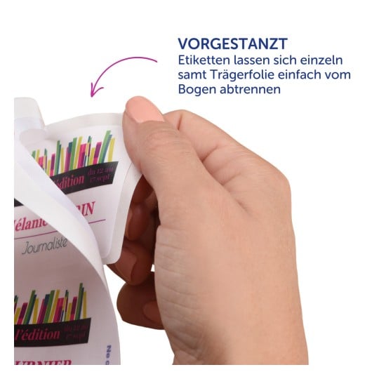 Das Bild zeigt eine Hand, die ein gedrucktes Etikettenblatt hält und veranschaulicht, wie einzelne Etiketten mit klarem Design und bunten Grafiken abgezogen werden, zusammen mit einem deutschen Text über die einfache Ablösbarkeit der Etiketten.