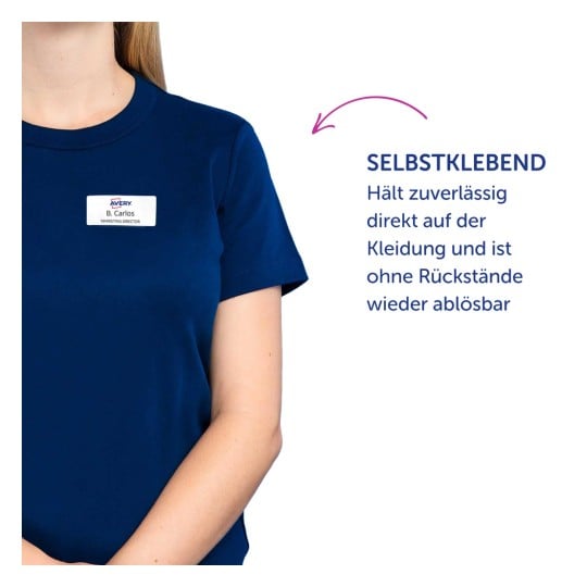 Das Bild zeigt eine Person, die ein marineblaues Hemd trägt, mit einem Namensschild, auf dem 'B. Carlos, Marketing Director' steht. Zusätzlich gibt es einen Text auf Deutsch, der die Klebeeigenschaften des Namensschilds beschreibt.