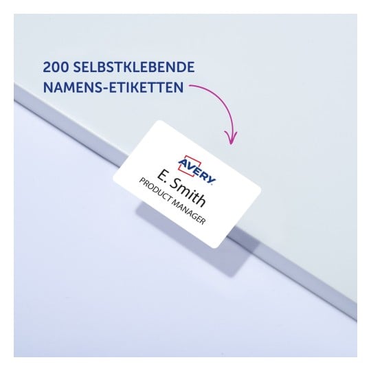 Das Bild zeigt ein Klebe-Namensetikett von Avery, das den Namen E. Smith und den Titel 'Product Manager' trägt. Im Text oben sind 200 selbstklebende Namensetiketten angegeben.