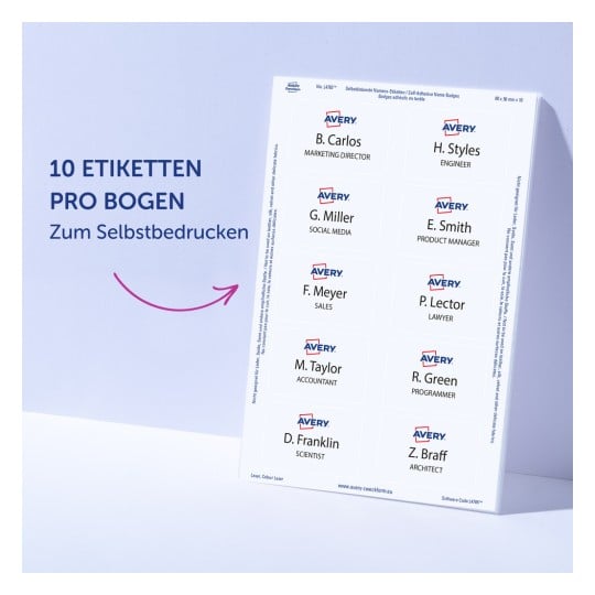 Das Bild zeigt ein Blatt selbstklebender Namensschilder, die zum Bedrucken entworfen wurden. Es zeigt zehn Etiketten mit Namen und Berufsbezeichnungen wie Marketing Director, Engineer und Scientist sowie das Avery-Logo. Der Text gibt an, dass es '10 ETIKETTEN PRO BOGEN' zum Selbstdrucken gibt.