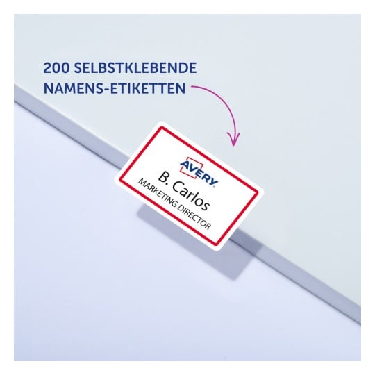 Das Bild zeigt ein Etikett mit der Aufschrift 'B. Carlos - MARKETING DIREKTOR' von der Marke Avery, zusammen mit einer Notiz, die besagt '200 SELBSTKLEBENDE NAMENS-ETIKETTEN'.
