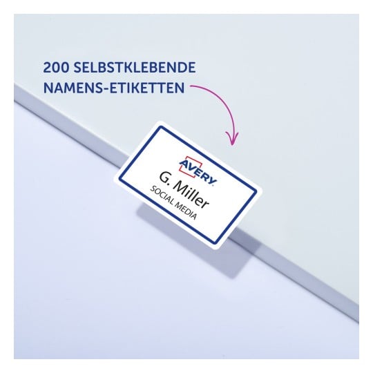 The image features a label showing 'G. Miller' and 'SOCIAL MEDIA', along with the text '200 SELBSTKLEBENDE NAMENS-ETIKETTEN' and the Avery logo.