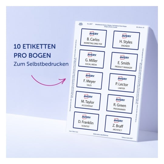 Das Bild zeigt ein Blatt selbstklebender Namensschilder mit Namen und Berufsbezeichnungen für verschiedene Personen. Das Namensschild-Layout enthält Namen wie B. Carlos (Marketing Director), H. Styles (Ingenieur) und E. Smith (Produktmanager) sowie andere. Das Produkt wird von Avery gebrandet.
