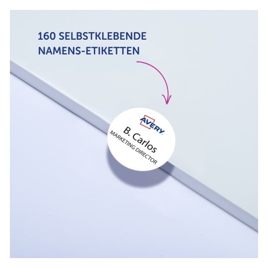 Das Bild zeigt ein Etikettenblatt mit 160 selbstklebenden Namensetiketten. Ein Etikett zeigt den Namen 'B. Carlos' und enthält den Titel 'Marketing Director' zusammen mit dem AVERY-Logo.