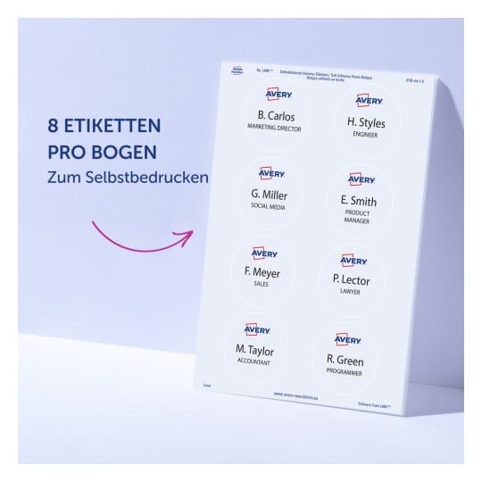 Das Bild zeigt ein Blatt mit Namensschildern, das acht Etiketten für verschiedene Berufe enthält. Jedes Etikett beinhaltet einen Namen und einen Berufstitel und betont die Option zum Selbstdrucken.