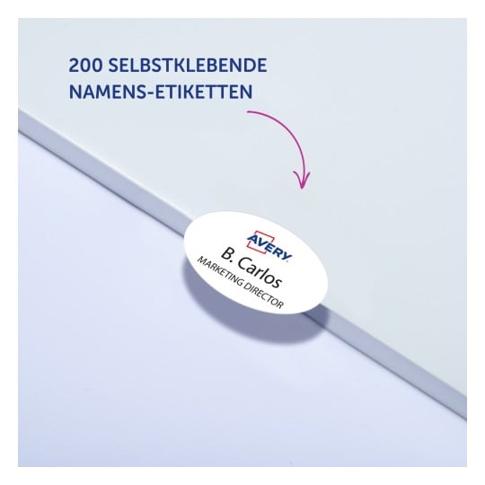 Das Bild zeigt eine Packung mit selbstklebenden Namensetiketten, die den Text '200 SELBSTKLEBENDE NAMENS-ETIKETTEN' enthalten, zusammen mit einem Musteretikett, das das 'Avery'-Logo und den Namen 'B. Carlos - MARKETING DIRECTOR' enthält.