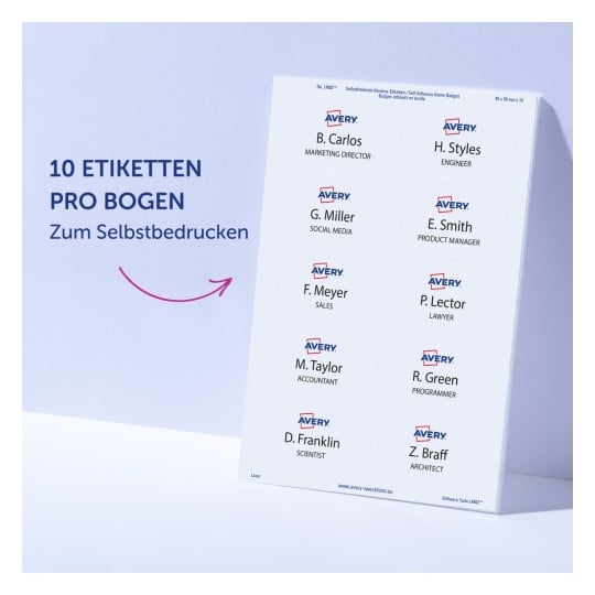 Das Bild zeigt ein Blatt selbstklebender Namensschilder von Avery, mit zehn Etiketten mit Namen und Berufsbezeichnungen, darunter 'Marketing Director' und 'Ingenieur'.