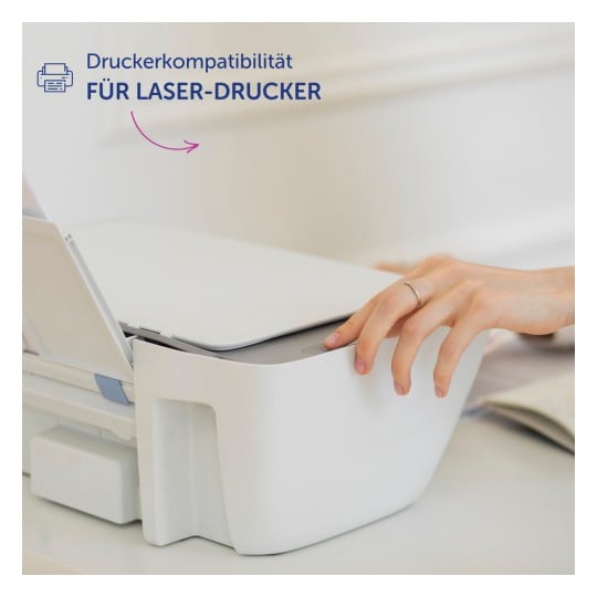 Ein Bild zeigt die Hand einer Person, die mit einem modernen Laserdrucker interagiert. Der Drucker wirkt schlank und weiß, mit einem offenen oberen Deckel und einem Fokus auf die Kompatibilität für Laserdrucker.