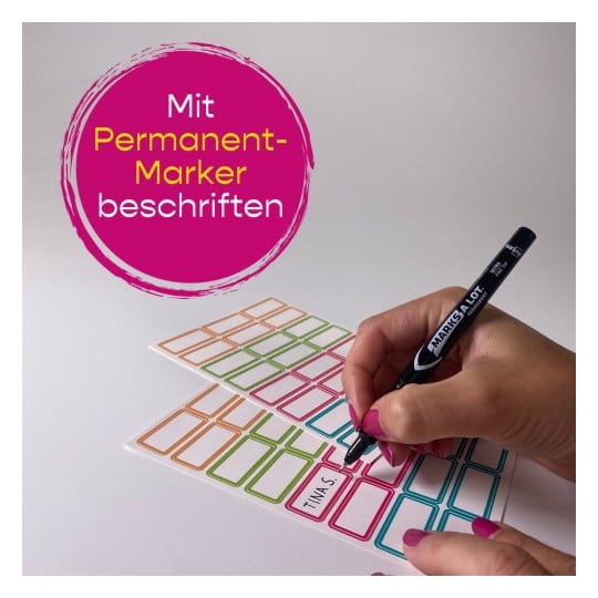 Das Bild zeigt eine Hand, die einen Permanentmarker benutzt, um bunte Haftnotizen oder Etiketten mit dem Text 'TINA S.' zu beschriften. Der Hintergrund ist neutral, und der Text auf dem Bild ist auf Deutsch, was darauf hinweist, dass diese Etiketten mit einem Permanentmarker beschriftet werden sollen.