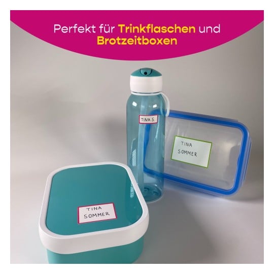 Das Bild zeigt eine türkisfarbene Lunchbox mit einem weißen Deckel, eine Wasserflasche und einen transparenten Behälter, die alle mit Namen beschriftet sind. Der Text weist darauf hin, dass sie sich perfekt für Trinkflaschen und Brotdosen eignen.