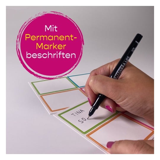 Das Bild zeigt eine Hand, die einen Permanentmarker hält und auf Etiketten schreibt. Es sind bunte rechteckige Etiketten zu sehen, auf denen Text hinzugefügt wird. Der Text 'Mit Permanent-Marker beschriften' erscheint in einer kreisförmigen Grafik am Rand.